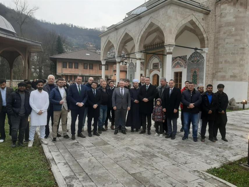 ФОЧА, 20. МАРТА /СРНА/ - Велики број вјерника исламске вјероисповијести присуствовао је јутрос молитви у Алаџа џамији у Фочи поводом Рамазанског бајрама.