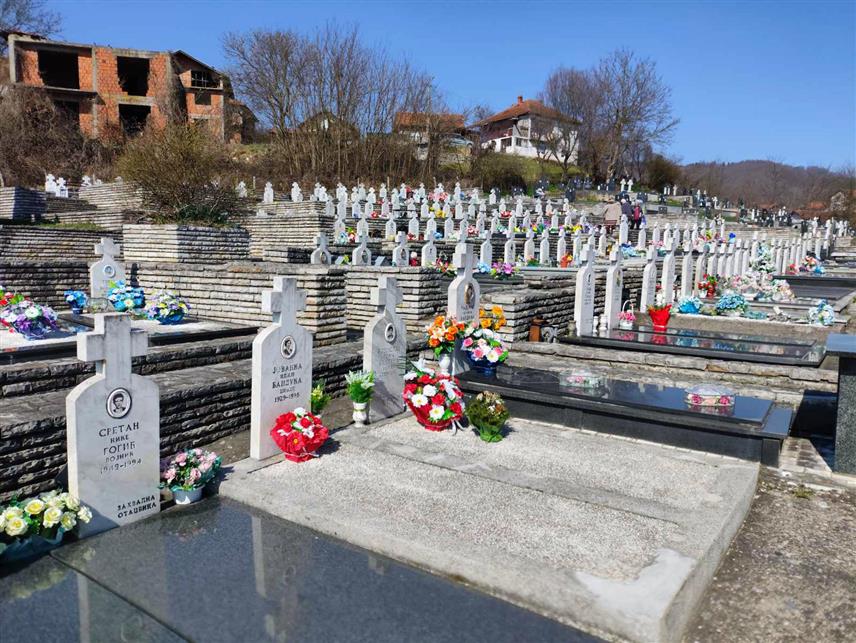 БРАТУНАЦ, 20. МАТА /СРНА/ - Срби су напустили све, али су ископали и понијели своје погинуле борце који су дали животе за нашу слободу, a неки су по трећи пут сахрањивани у гробља на Сокоцу, Миљевићима, Братунцу, Бијељини..