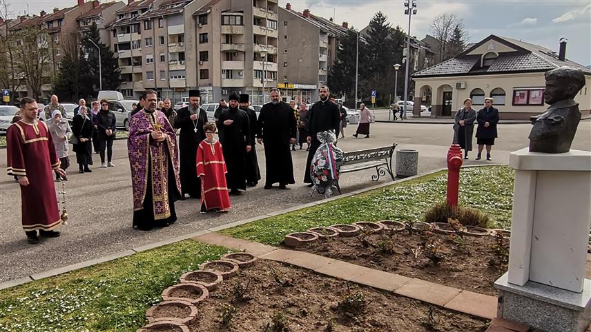ДОБОЈ, 20. МАРТА /СРНА/ - У порти Спомен-храма Рођења Пресвете Богородице у Добоју данас је служен помен најмлађем одликованом борцу Војске Републике Српске Споменку Гостићу који је погинуо на данашњи дан прије 33 године на озренско-маглајском ратишту.