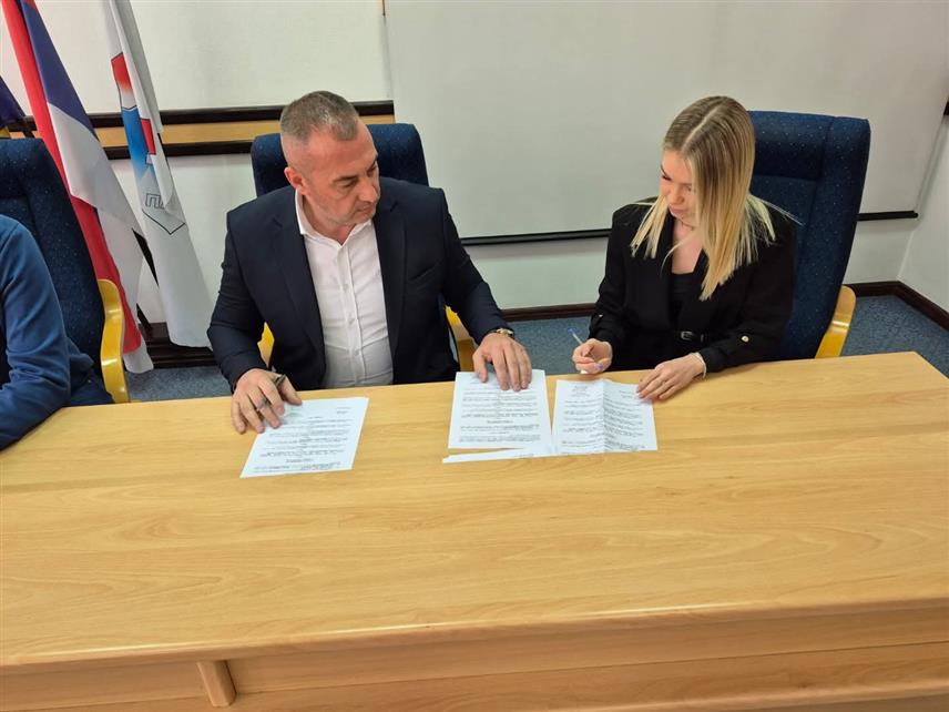 ПАЛЕ, 20. МАРТА/СРНА/ - Начелник општине Пале Дејан Којић потписао је данас уговоре од стипендирању 91 студента са подручја ове локалне заједнице.