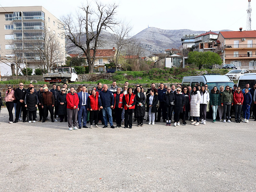ТРЕБИЊЕ, 20. МАРТА /СРНА/ - У Требињу је јутрос почела велика акција чишћења града која обухвата уклањање отпада уз дионицу пута ка Мркоњићима, као и локације попут школа, вртића, јавних установа и предузећа.
