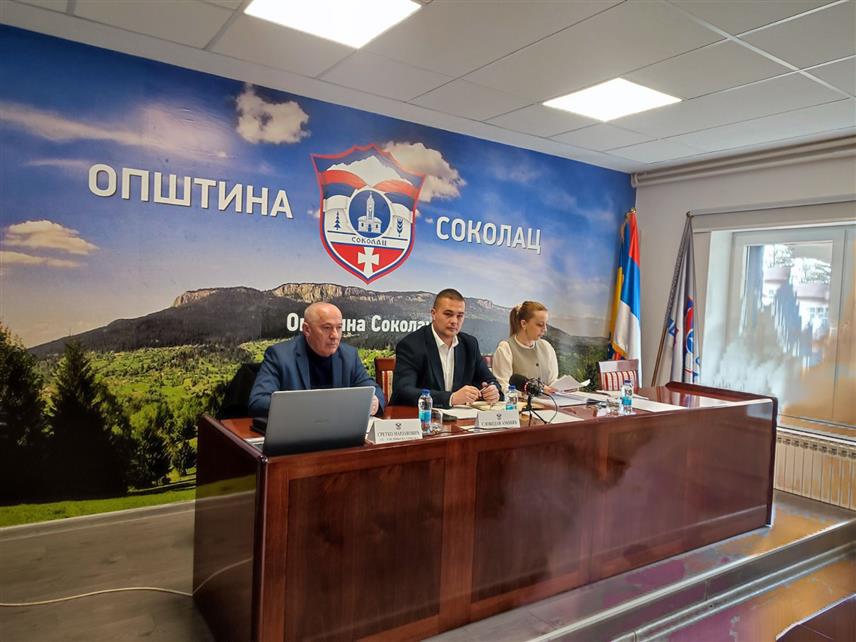 СОКОЛАЦ, 20. МАРТА /СРНА/ - Скупштина општине Соколац усвојила је на данашњој ванредној сједници одлуку о давању сагласности општини да ради обезбјеђења кредитног задужења Јавног комуналног предузећа "Соколац" од 500.000 КМ заснује хипотеку на Спортску дворану која је у својини општине.