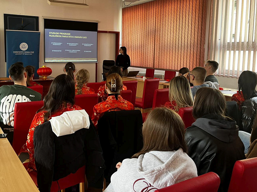 ДОБОЈ, 20. МАРТА /СРНА/ - Конфуцијев институт Универзитета у Бањалуци организовао је данас у Добоју радионицу кинеске калиграфије за ученике добојске Гимназије "Јован Дучић".