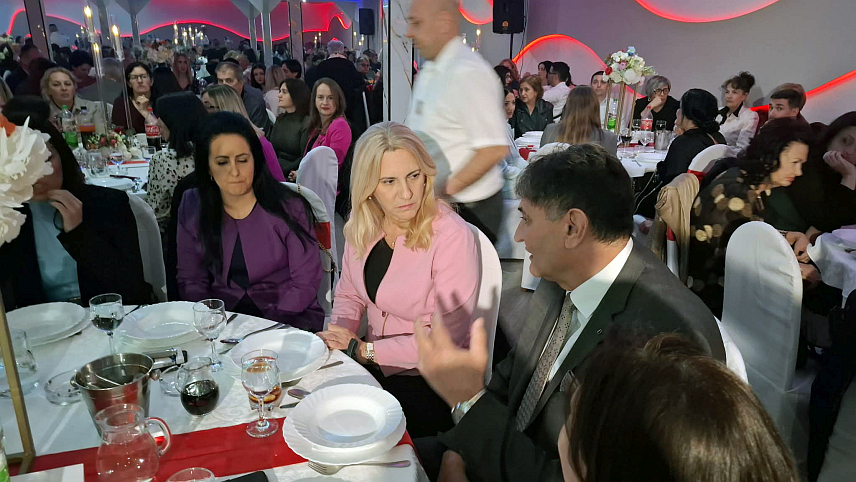 НОВИ ГРАД, 20. МАРТА /СРНА/ - Потпредсједник СНСД-а Жељка Цвијановић, предсједник Општинског одбора СНСД-а Нови Град Мирослав Дрљача и предсједник Актива жена СНСД-а Соња Гојић на прослави СНСД-а поводом обиљежавања 8. марта одржаној вечерас у Новом Граду.