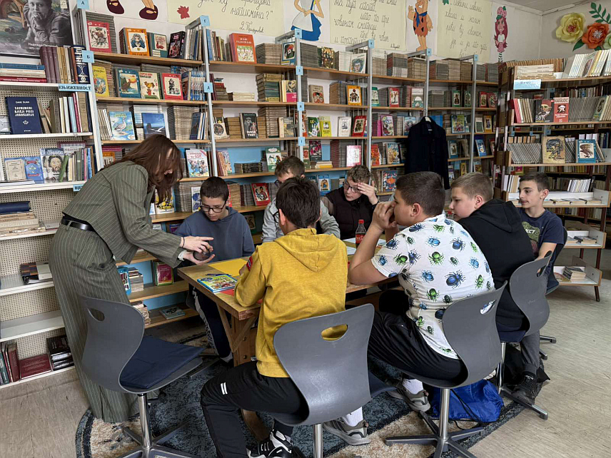 ШАМАЦ, 21. МАРТА /СРНА/ - Поводом Свјетског дана поезије, који се обиљежава 21. марта, представнице Народне библиотеке Шамац посјетиле су Основну школу у Обудовцу, гдје су са ученицима шестог и седмог разреда одржале креативну радионицу, те указале на значај поезије, њену љепоту и улогу у изражавању осјећања и мисли.