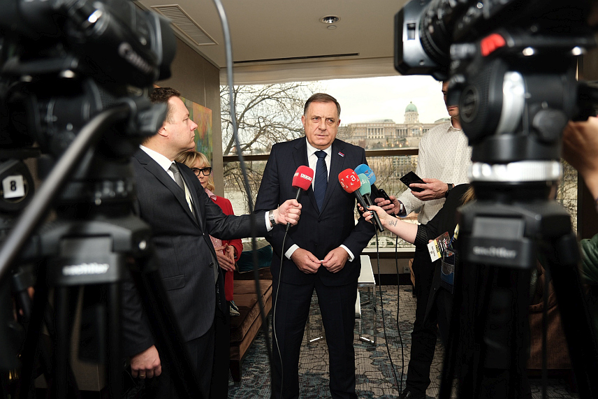 БУДИМПЕШТА, 21. МАРТА /СРНА/ - Предсједник СНСД-а Милорад Додик нагласио је да је данас у Будимпешти прије свега да подржи премијера Виктора Орбана и његову партије ФИДЕС на предстојећим изборима који ће бити одржани 12. априла.