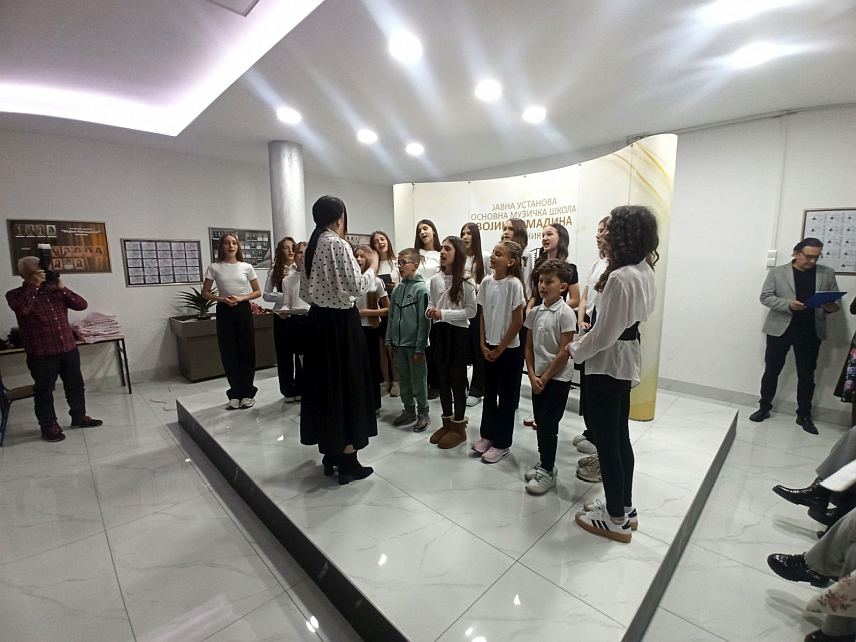 ЗВОРНИК, 21. МАРТА /СРНА/ - У Зворнику је вечерас одржано традиционално 28. "Поетско и музичко вече" којим су обиљежени празник Младенци, Свјетски дан поезије и долазак прољећа.