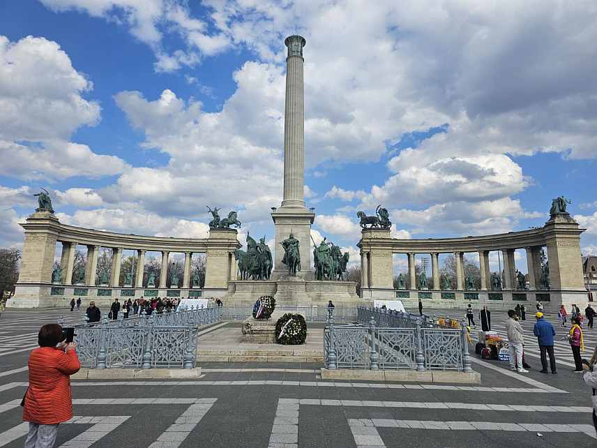 БУДИМПЕШТА, 22. МАРТА /СРНА/ - Трг хероја, један од најпрепознатљивијих симбола мађарске пријестонице и мјесто обиљежавања кључних историјских догађаја, налази се у непосредној близини Амбасаде Србије у Мађарској, смјештене у репрезентативној вили из периода Аустроугарске монархије, што овај дио Будимпеште чини значајним и са историјског и дипломатског аспекта.