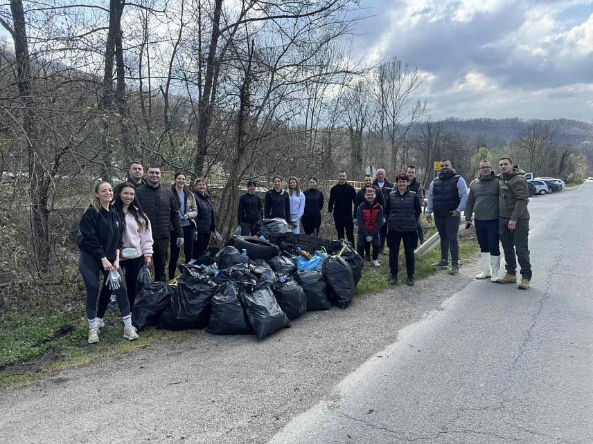 ЛОПАРЕ, 22. МАРТА /СРНА/ - Акција чишћења корита ријеке Јање, дивљих депонија и путног појаса магистралног пута Бијељина - Тузла организована је на подручју Прибоја и околних мајевичких села поводом Свјетског дана вода.