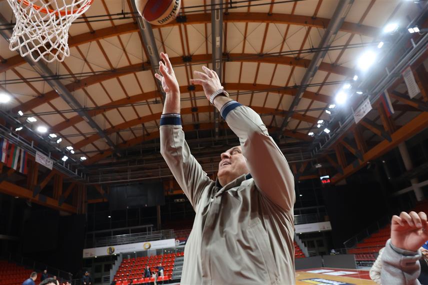 ЛАКТАШИ, 22. МАРТА /СРНА/ - Предсједник СНСД-а Милорад Додик присуствовао је данас утакмици АБА лиге у Лакташима између "Игокее" и "Цедевите Олимпије".Додик је након меча заједно са најмлађим навијачима заиграо баскет и поручио "вријеме је за кошарку"./фото Борислав Здриња/