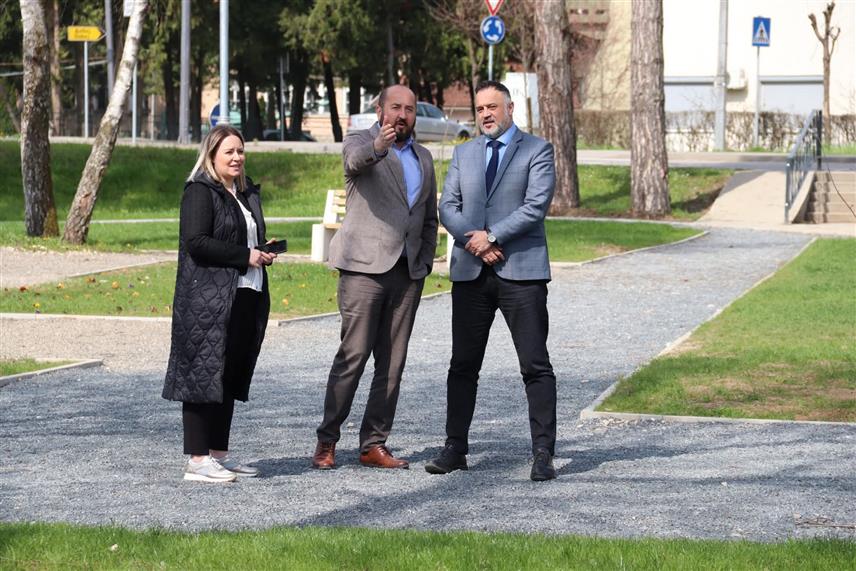 ДЕРВЕНТА, 23. МАРТА /СРНА/ - Градски парк код Старог моста, који је добио нове садржаје и постао мјесто свакодневног окупљања младих, биће обогаћен изградњом два нова терена за одбојку на пијеску и за мали фудбал са вјештачком травом.