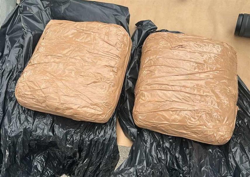 ТУЗЛА, 23. МАРТА /СРНА/ - Полиција је ухапсила лице из Брчко чији су иницијали А.Т. /35/ и из Орашја И.Н. /27/ код којих је пронађено око три килограма дроге.