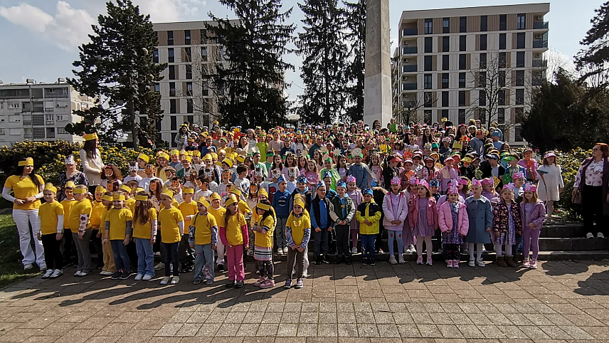 ДОБОЈ, 23. МАРТА /СРНА/ - Основци добојске школе "Доситеј Обрадовић" честитали су суграђанима долазак прољећа у Парку народних хероја уз богате културне садржаје за ово годишње доба.
