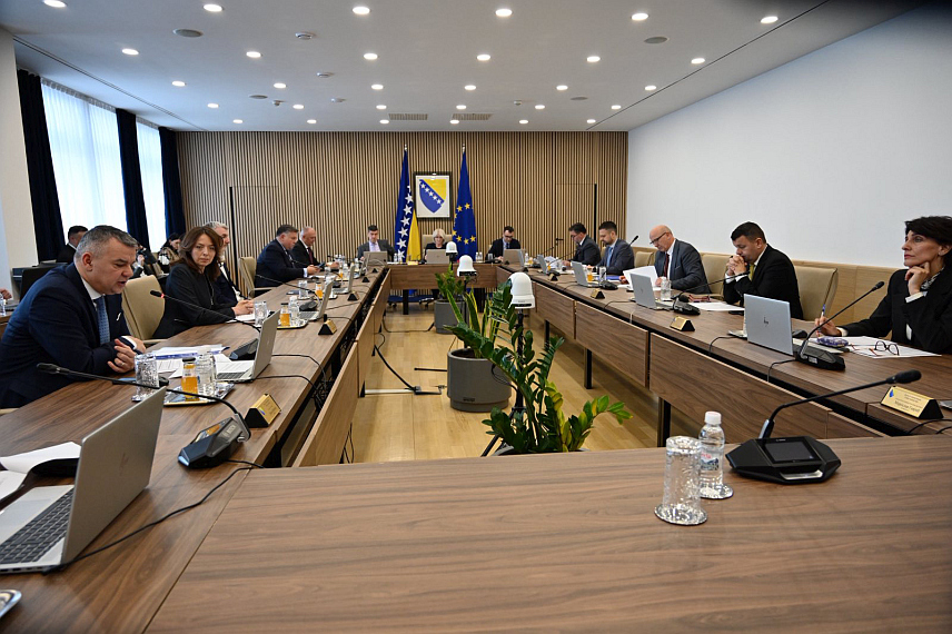 САРАЈЕВО, 23. МАРТА /СРНА/ - Сједница Савјета министара у Сарајеву на којој би министри у другом кругу гласања требало да се изјасне о приједлогу одлуке о увођењу привремене заштитне мјере приликом увоза челика и челичних производа.