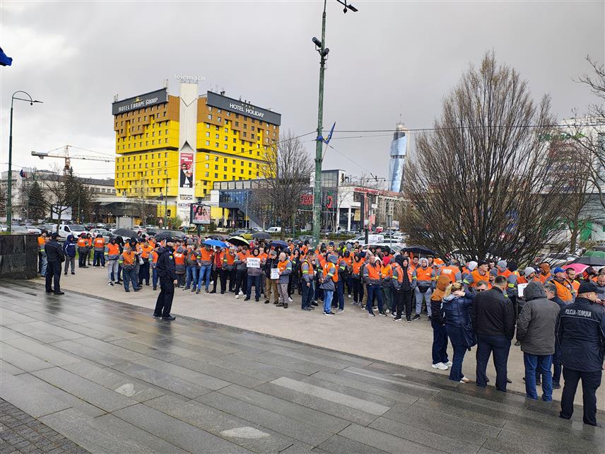САРАЈЕВО, 23. МАРТА /СРНА/ - Радници Нове жељезаре из Зенице окупили су се у Сарајеву испред зграде заједничких институција, у којој Савјет министара на данашњој сједници треба да се изјасни о приједлогу одлуке о увођењу привремене заштитне мјере приликом увоза челика и челичних производа.