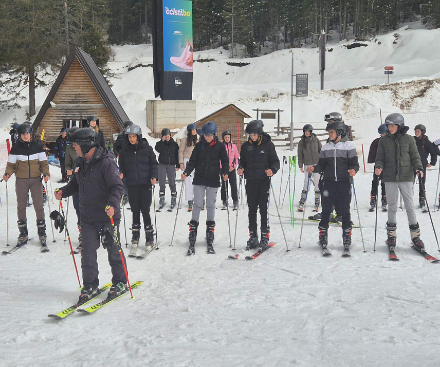 ЈАХОРИНА, 23. МАРТА /СРНА/ - Олимпијски центар "Јахорина" угостио је данас најуспјепшније ученике основне и средње школе из Невесиња, који су имали прилику да науче и усаврше вјештине скијања.