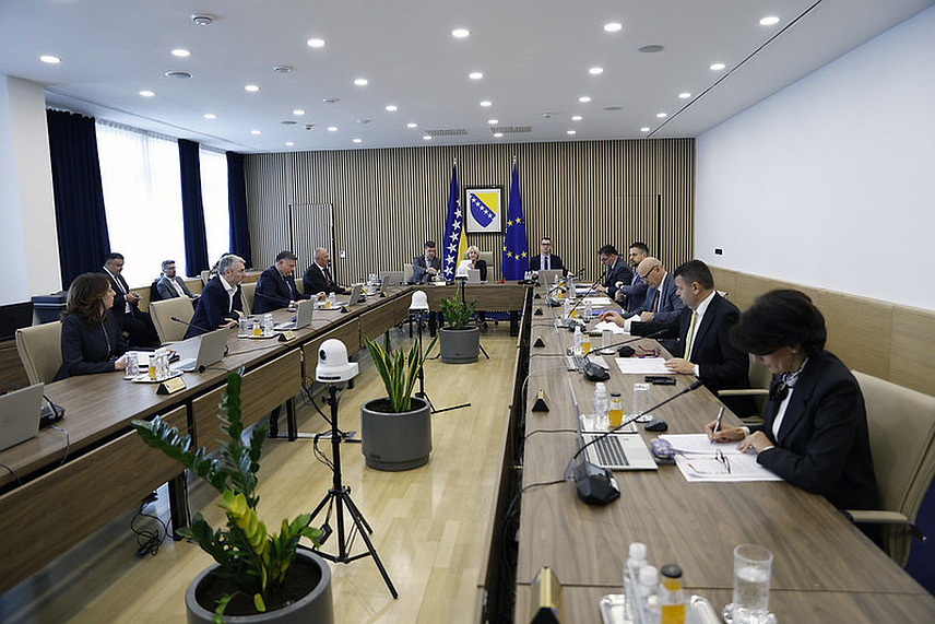 САРАЈЕВО, 23. МАРТА /СРНА/ - Савјет министара данас је у Сарајеву утврдио листу есенцијалних лијекова у БиХ с циљем њихове доступности на цијелој територији БиХ и омогућавања основне заштите здравља становништва у овом подручју.