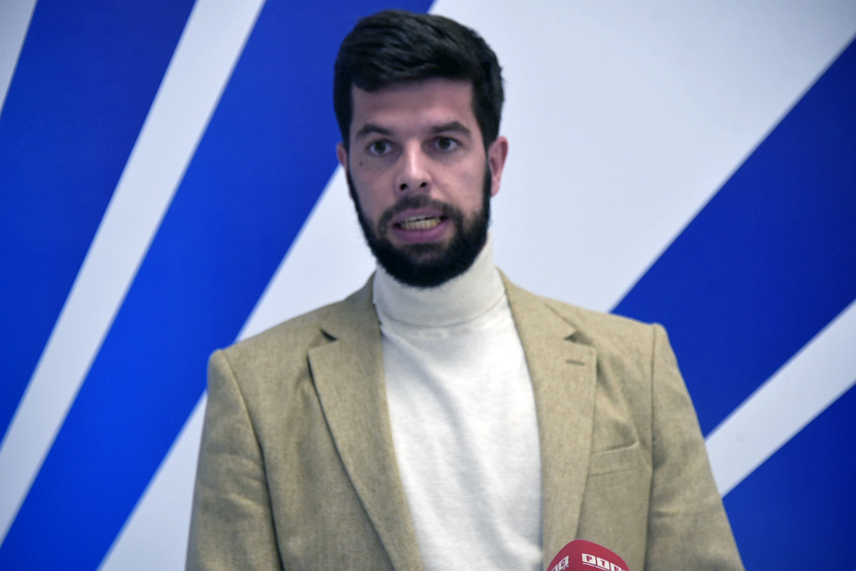 БАЊАЛУКА, 23. МАРТА /СРНА/ - Фармацеутска комора Републике Српске упутиће, заједно са Привредном комором, иницијативу Влади Републике Српске за разговоре у вези са одлуком о маржи на лијекове да би се уважили интереси послодаваца, јер је маржа основно средство прилива од којег апотеке сносе трошкове свог рада, изјавио је данас предсједник Фармацеутске коморе Иван Манојловић.	
