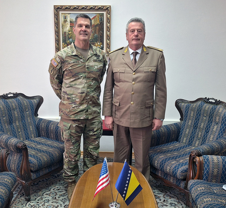 САРАЈЕВО, 23. МАРТА /СРНА/ - Начелник Заједничког штаба Оружаних снага БиХ генерал-пуковник Гојко Кнежевић и амерички војни аташе бригадир Грегори Холмс разговарали су данас о заједничким активностима у области војног образовања, обуке и вјежби, као и могућностима даље сарадње, с циљем повећања оперативних способности оружаних снага.