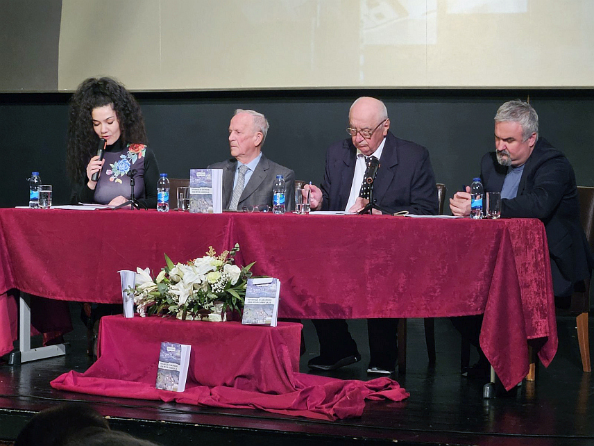 ЗВОРНИК, 23. МАРТА /СРНА/ - У зворничком Дому омладине вечерас је представљена књига "Кравица и Зворник два моја завичаја" аутора Драге Гајића.