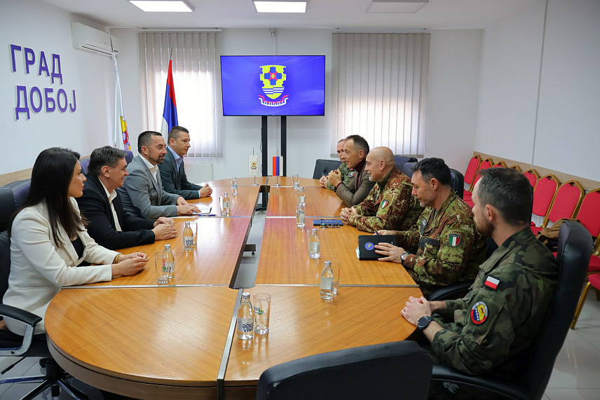 ДОБОЈ, 23. МАРТА /СРНА/ – Замјеник министра одбране у Савету министара Александар Гогановић и командант Еуфора генерал-мајор Маурицио Фронда истакли су данас у Добоју значај очувања стабилног и безбједног окружења, као и потребу да сарадња са међународним партнерима буде заснована на међусобном уважавању и поштовању.	

