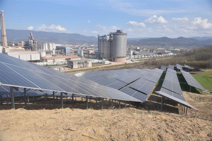 ЗВОРНИК, 24. МАРТА /СРНА/ - У зворничкој компанији "Нова Алумина" у току је инсталација соларних панела за производњу електричне енергије за сопствене потребе и до краја године требало би да располаже са 20 мегавата соларних електрана.