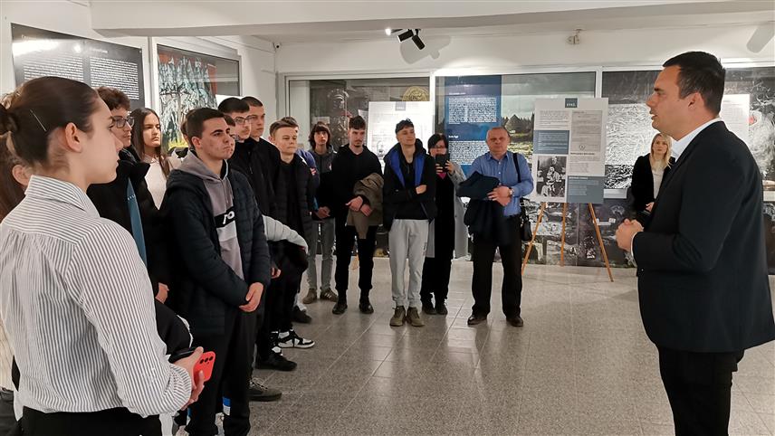 ДОБОЈ, 24. МАРТА /СРНА/ - Изложба "Јасеновачки страдалници", аутора Мирка Димића, о породичним причама жртава система концентрационог логора смрти, отворена је данас у Регионалном музеју у Добоју.