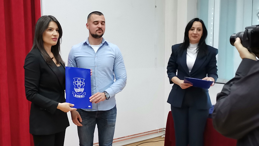 ДОБОЈ, 24. МАРТА /СРНА/ - У Добоју су потписани уговори о стипендијама од по 200 КМ мјесечно из буџета града за укупно 117 студената, а они који то данас учинили могу се до краја мјесеца јавити у Градску управу.