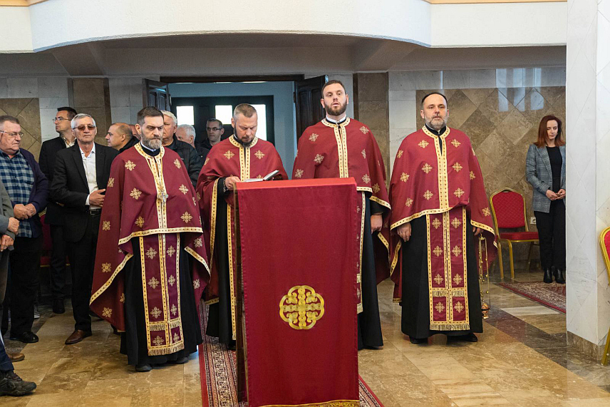 ПРЊАВОР, 24. МАРТА /СРНА/ - У спомен-храму на Вучијаку данас је служен парастос за 626 погинулих бораца са прњаворског подручја у Одбрамбено-отаџбинском рату.