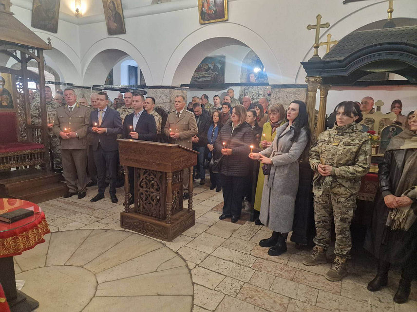 САРАЈЕВО, 24. МАРТА /СРНА/ - Замјеник министра одбране у Савјету министара Александар Гогановић присуствовао је данас у Старој цркви Светих архангела Михаила и Гаврила на Башчаршији у Сарајеву парастосу жртвама НАТО бомбардовања, одајући почаст страдалима.