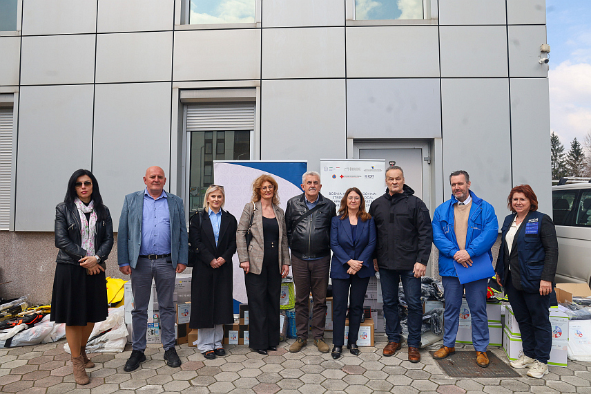 ИСТОЧНО НОВО САРАЈЕВО, 24. МАРТА /СРНА/ - Амбасадор Италије у БиХ Сара Ети Кастелани уручила је данас опрему намијењену општинским цивилним заштитама у Добоју, Невесињу и Приједору намијењену за смањење ризика од катастрофа.