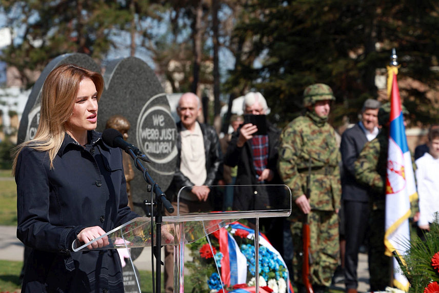 БЕОГРАД, 24. МАРТА /СРНА/ - Министар за рад, запошљавање, борачка и социјална питања Србије Милица Ђурђевић Стаменковски одала пошту дјеци страдалој у агресији НАТО-а код споменика у Ташмајданском парку.