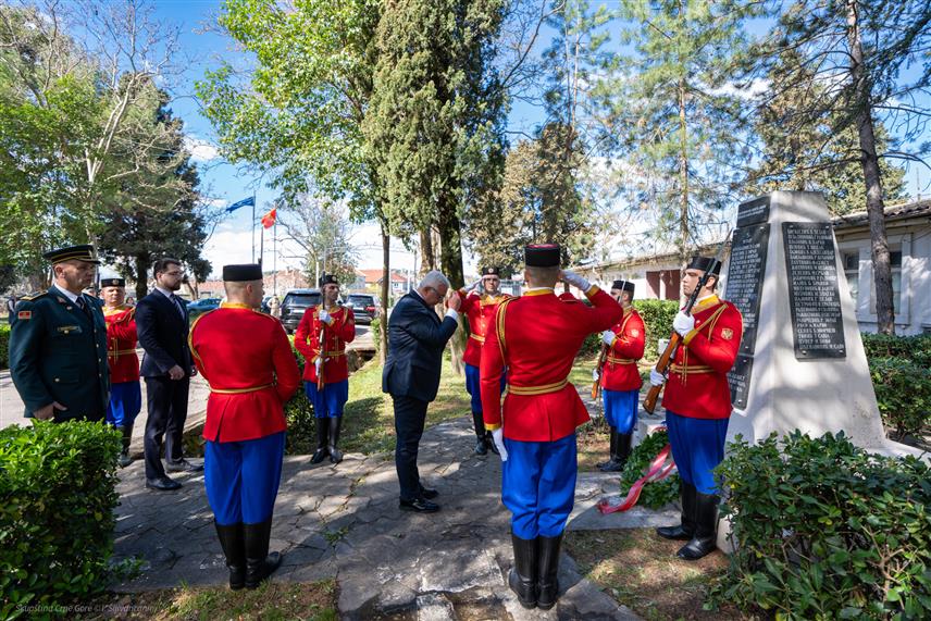ПОДГОРИЦА, 24. МАРТА /СРНА/ - Предсједник Скупштине Црне Горе Андрија Мандић данас је у Подгорици и Даниловграду одао почаст херојима који су прије 27 година бранили небо и границе Савезне Републике Југославије током НАТО бомбардовања.