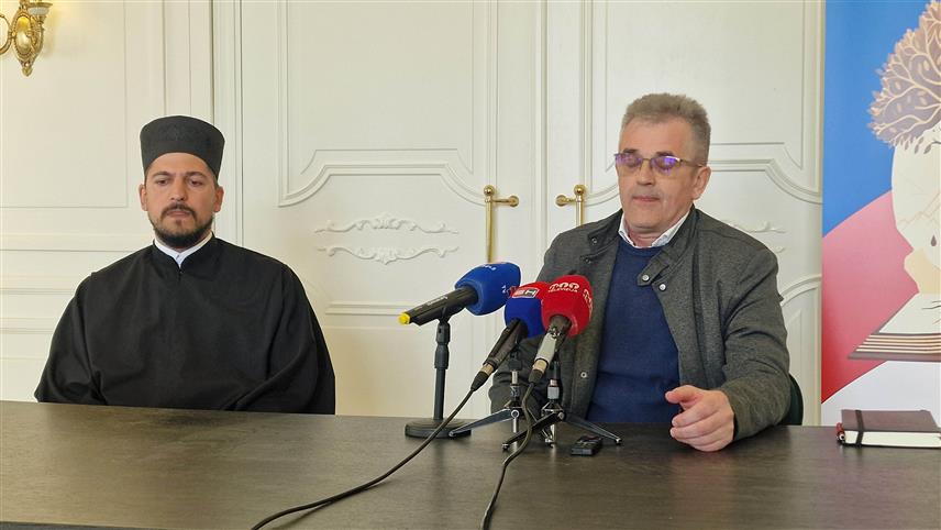 БРЧКО, 24. МАРTА /СРНА/ - Старјешина Саборног храма у Брчком, протојереј Александар Јефтић и Предсједник Удружења грађана "Извори сјећања" Милутин Tешановић, најава приказивања документарног филма о логору Јасеновац, аутора Данка Р. Васовића.