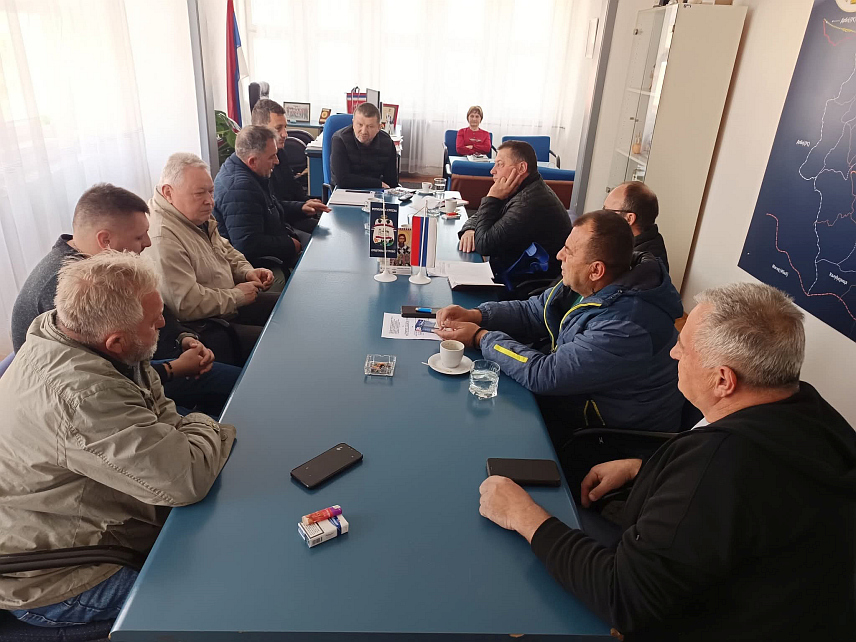 ПЕТРОВО, 24. МАРТА /СРНА/ - Састанак општинског руководства и мјештана на којем је закључено да ће бити одржана ванредна сједница Скупштине општине, уколико се потврди да је Влада Републике Српске комапнији "Југо металс дала формалну сагласност за геолошка истраживања на подручју насеља Сочковац, коју су објавила на својој интернет страници.