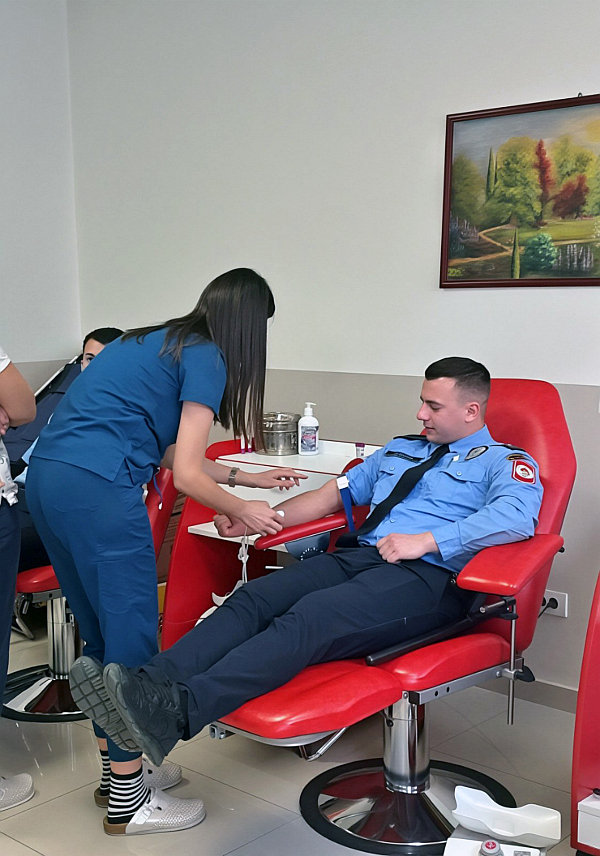 ЗВОРНИК, 24. МАРТА /СРНА/ - За акцију добровољног давања крви пријавило се 76 припадника Полицијске управе Зворник који на овај начин показују да је хуманост саставни дио полицијске професије, саопштено је данас из Полицијске управе Зворник.