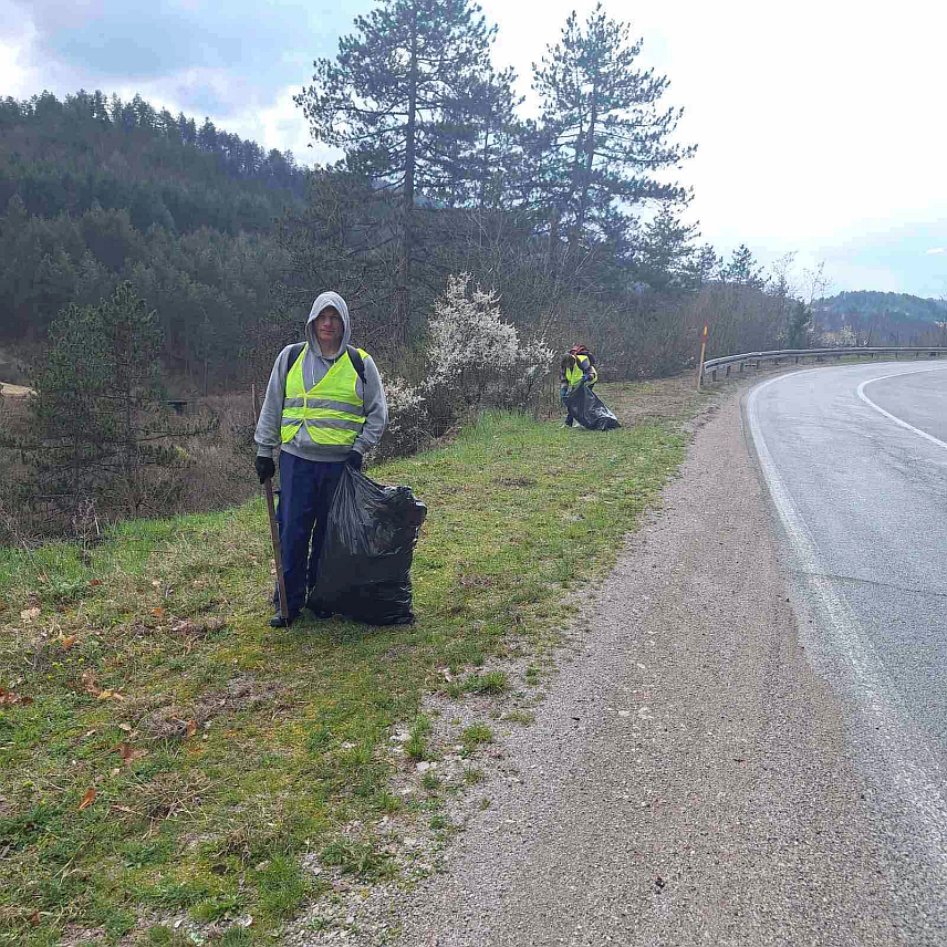 ВИШЕГРАД, 24. МАРТА /СРНА/ - У Вишеграду је почела традиционална акција прољећног чишћења и уређења града у коју су укључени ученици, грађани и надлежне службе.