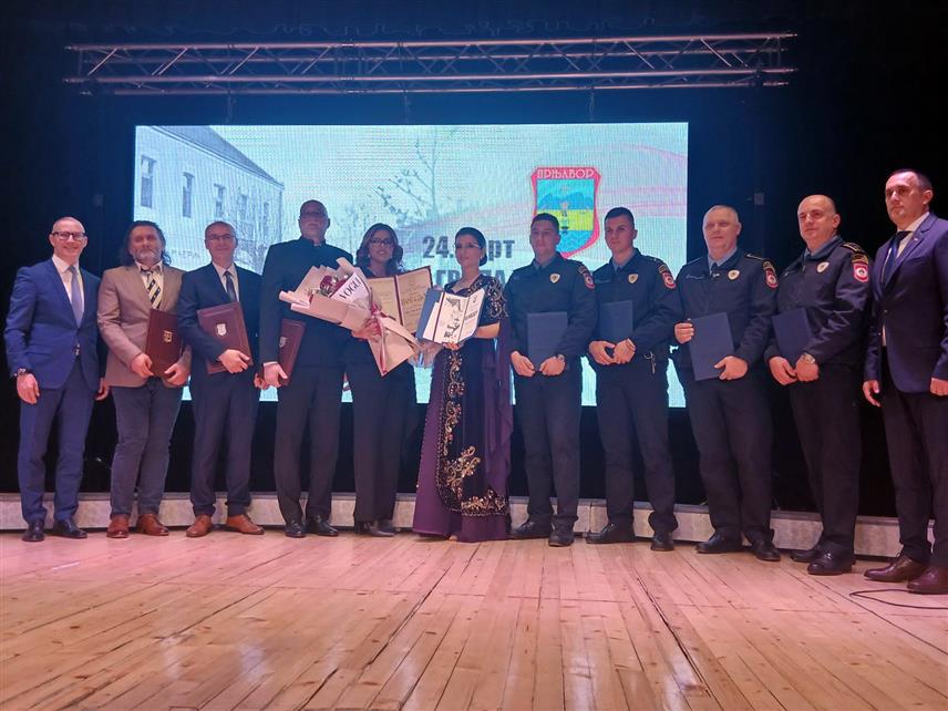 ПРЊАВОР, 24. МАРТА /СРНА/ - На свечаној сједници Скупштине града Прњавор данас су уручена признања заслужним појединцима, а Повеља почасног грађанина са златним грбом града припала је српском члану Предсједништва БиХ Жељки Цвијановић за значајне резултате и залагања од интереса за град и ширу заједницу.
