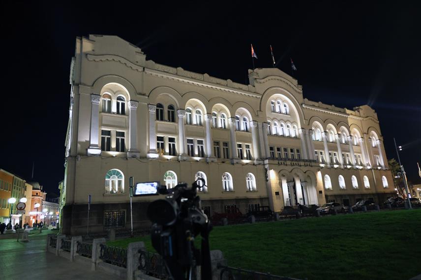 БАЊАЛУКА, 24. МАРТА /СРНА/ - Оглашавање сирена за узбуну са једноличним тоном сигнала "престанак опасности" на подручују Бањалуке вечерас је симболично означило сјећање на 27 година од почетка НАТО агересије на тадашњу СР Југославију./фото: Борислав Здриња/