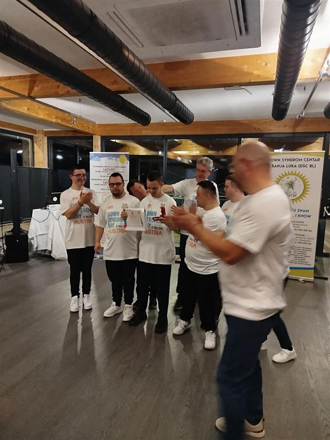 БАЊАЛУКА, 25. МАРТА /СРНА/ - Чланови Даун синдром центра Бањалука завршили су седмодневни боравак у Аустрији, гдје је представљен програм социјалне рехабилитације, осамостаљивања и радног оспособљавања, за шта су добили бројна похвале и признања у овој земљи.
