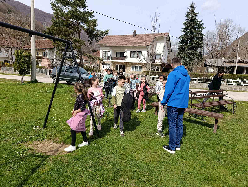 ЈЕЗЕРО, 25. МАРТА /СРНА/- У општини Језеро данас је поводом Свјетског дана вода реализована еколошка акција чишћења приобалног дијела ријека Пливе и Јошавке, а коју су подржали ученици Основне школе “Вук Караџић“, радници Комуналног предузећа “Плива“ и општине, као и чланови Спортско-риболовног друштва “Златовчица“ из ове ликалне заједнице.