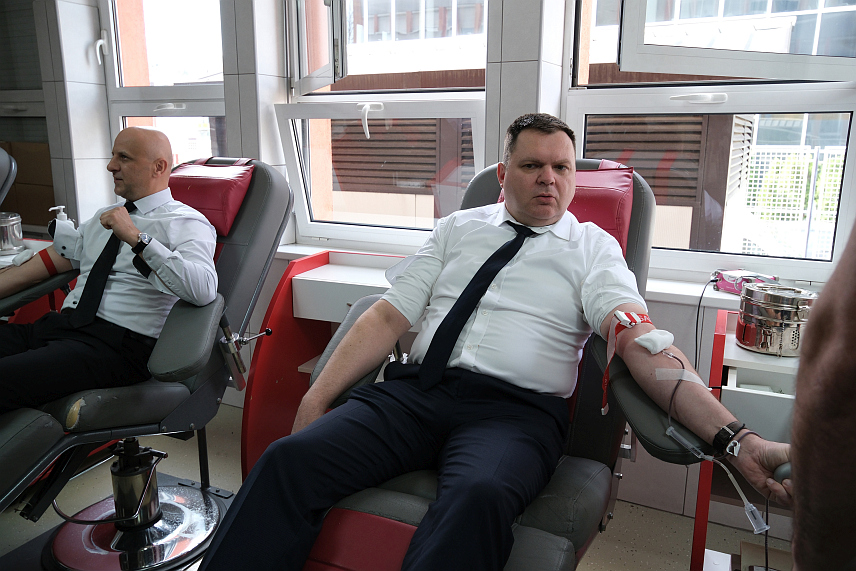 БАЊАЛУКА, 25. МАРТА /СРНА/ - Министар унутрашњих послова Републике Српске Жељко Будимир и директор Полиције Синиша Кострешевић дарују крв.