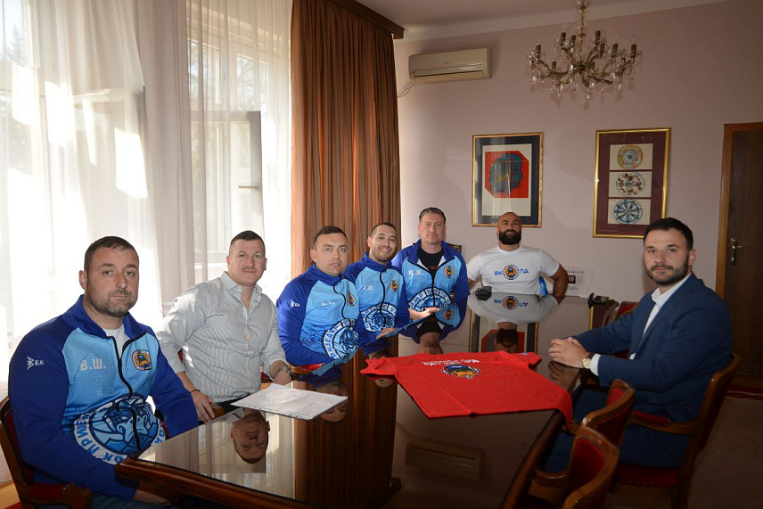 ПРИЈЕДОР, 25. МАРТА /СРНА/ - Градоначелник Приједора Слободан Јавор данас је с члановима новооснованог Ватерполо клуба "Приједор" разговарао о видовима подршке, прије свега о набавци ватерполо терена који би био постављен на отвореном базену.