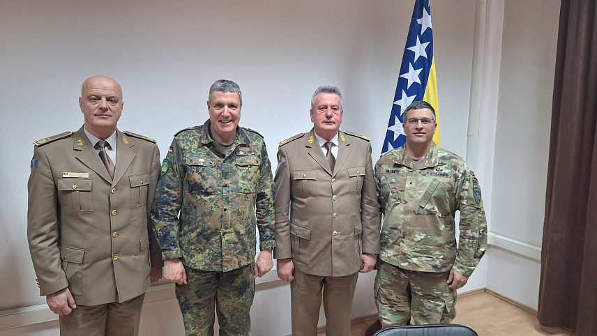 САРАЈЕВО, 25. МАРТА /СРНА/ - Начелник Заједничког штаба Оружаних снага БиХ генерал-пуковник Гојко Кнежевић разговарао је са начелницима штаба Врховне команде савезничких снага у Европи генералом Маркусом Лаубенталом и Управе за планирање Команде здружених снага НАТО-а у Бринсиму генерал-мајором Лукасом Схруерсом о могућностима проширења сарадње у обостраном интересу.