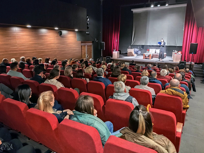 БРАТУНАЦ, 25.МАРТА /СРНА/ - Чланови ансамбла братуначког Омладинског позоришта "Милица Топаловић" извели су вечерас представу за дјецу "Мали принц" у Братунцу у оквиру међународног фестивала Дани позоришта "Братунац театар фест".