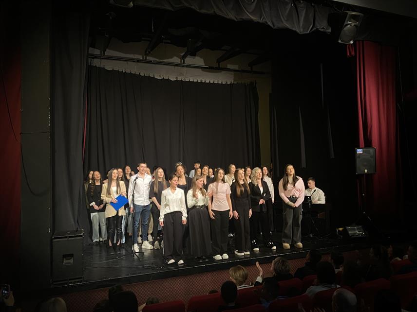 ЗВОРНИК, 25. МАРТА /СРНА/ - Ученици зворничког Срењошколског центра "Петар Кочић" прикупили су више од 9.200 КМ на хуманитарном концерту у Зворнику, а средства ће бити уручена породици из овог града чије је двоје дјеце на лијечењу.