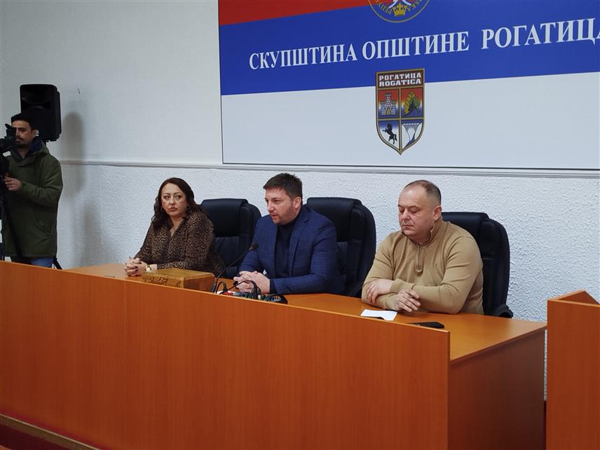 РОГАТИЦА, 26. МАРТА /СРНА/ - Начелник општине Рогатица Нинослав Прелић потписао је данас уговоре о стипендирању са 88 студената са подручја ове локалне заједнице, који ће у наредних 10 мјесеци примати по 150 КМ.