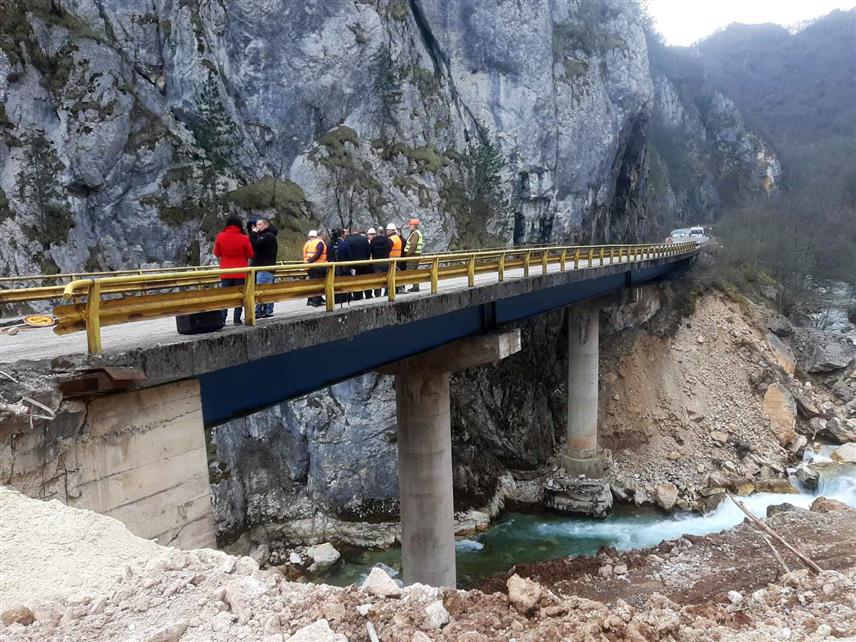 ФОЧА, 26. МАРТА /СРНА/ - Министар саобраћаја и веза Републике Српске Зоран Стевановић и вршилац дужности директора "Путева Републике Српске" Мирослав Јанковић посјетили су градилиште на мосту у Тухаљима на магистралном путу Сарајево-Фоча.