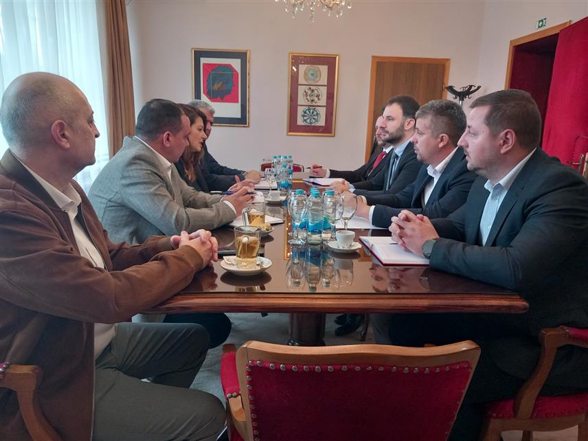 ПРИЈЕДОР, 26. МАРТА /СРНА/ - Министар пољопривреде, шумарства и водопривреде Републике Српске Анђелка Кузмић разговарала је данас са градоначелником Приједора Слободаном Јаворем и директором "Вода Српске" Мирославом Миловановићем.