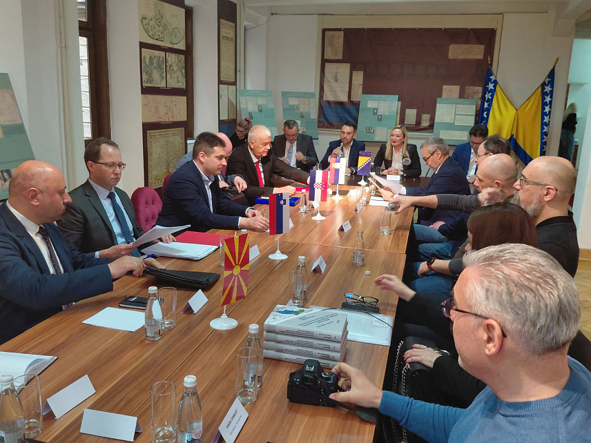 САРАЈЕВО, 26. МАРТА /СРНА/ - Састанак представника земаља сукцесора по питању Анекса Д, у коме учествују представници државних архива из Хрватске, Словеније, Архива Југославије, Сјеверне Македоније, руководство Архива БиХ, као и представници Министарства финансија и трезора у Савјету министара.